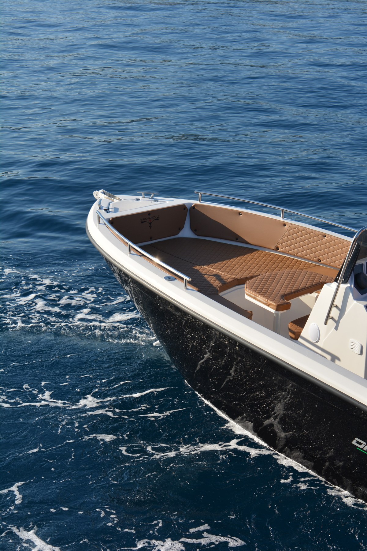 Prua della barca in navigazione