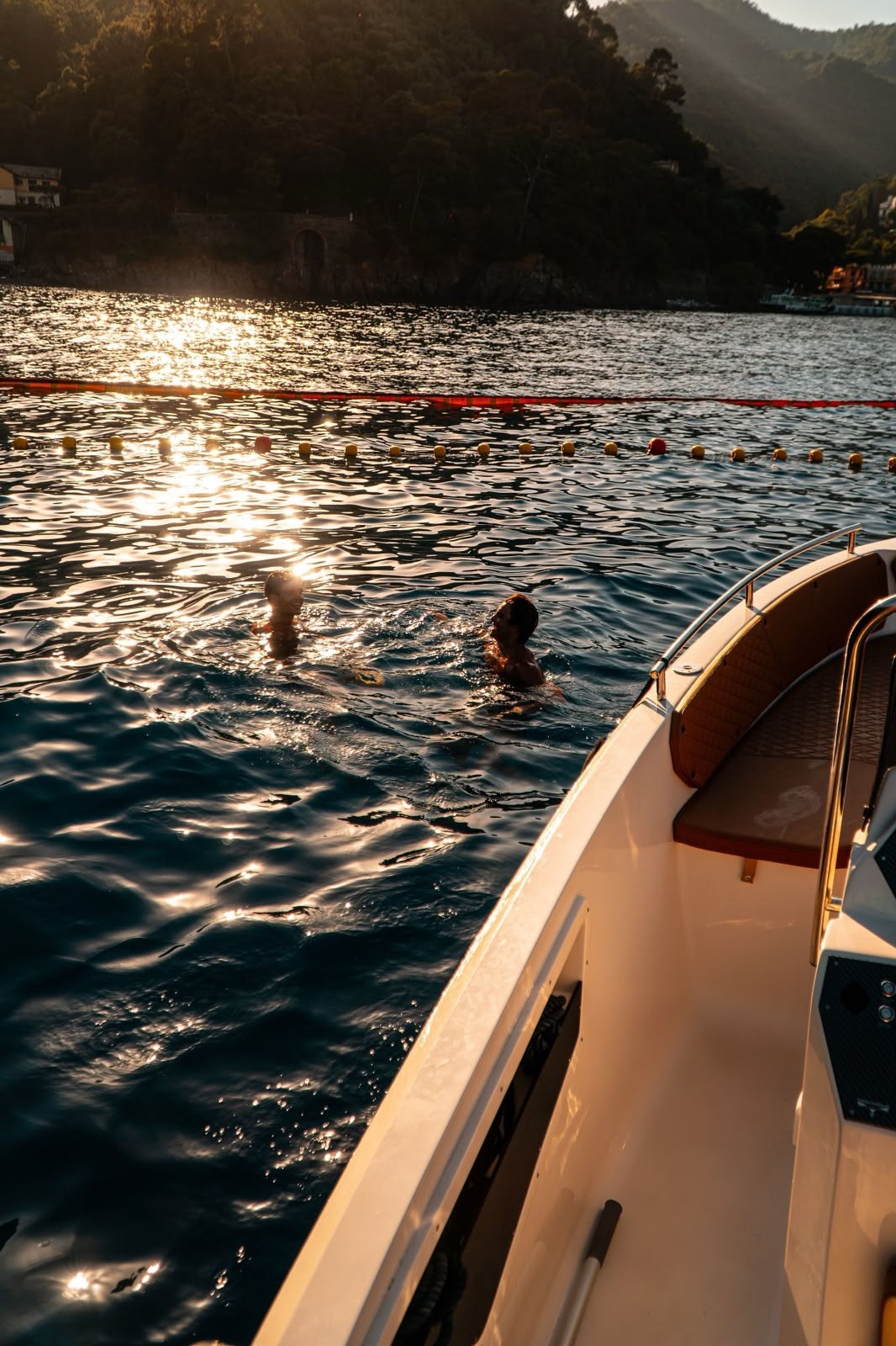 Bagno in mare accanto alla barca